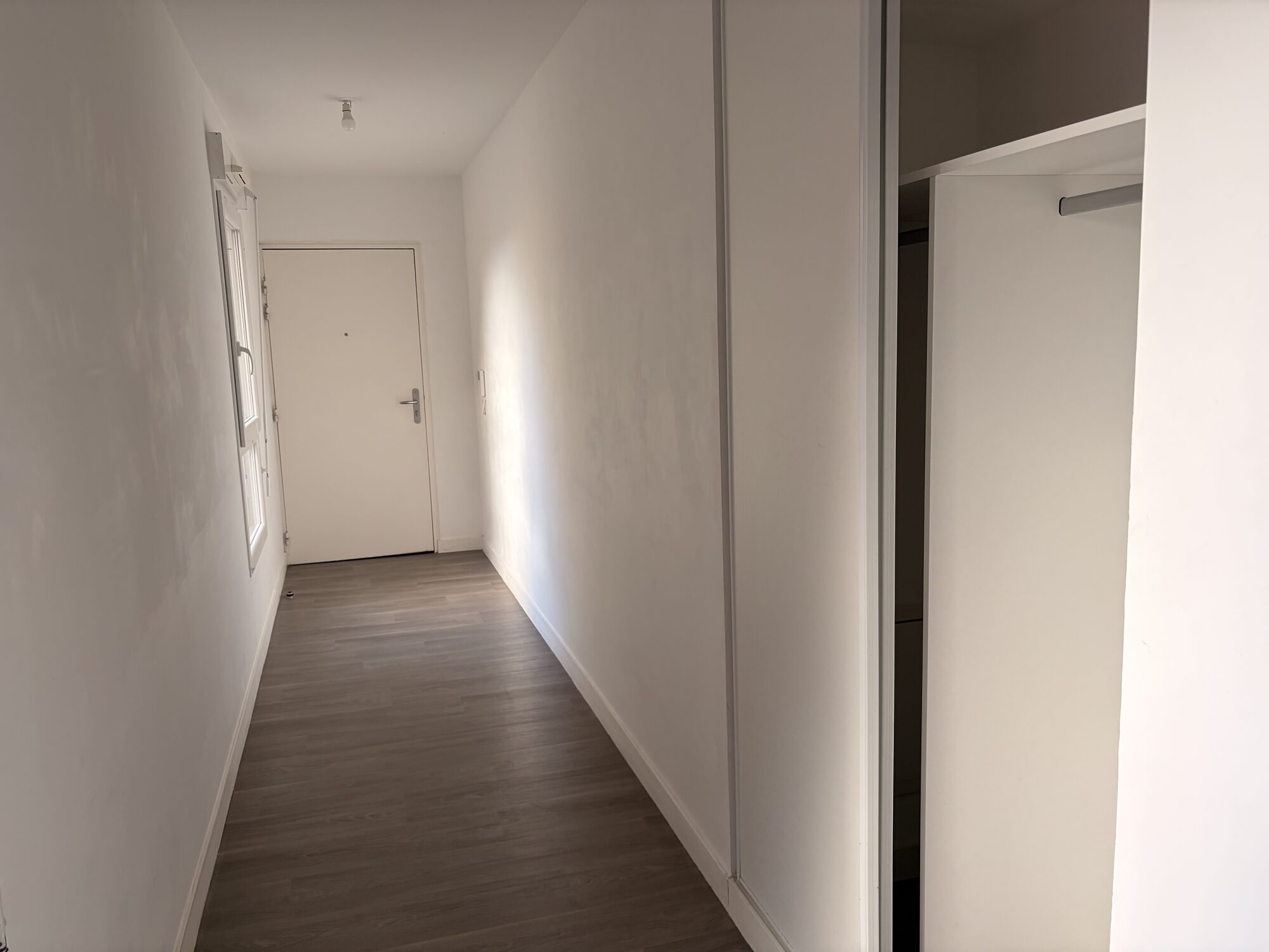 Entrée avec larges placards intégrés