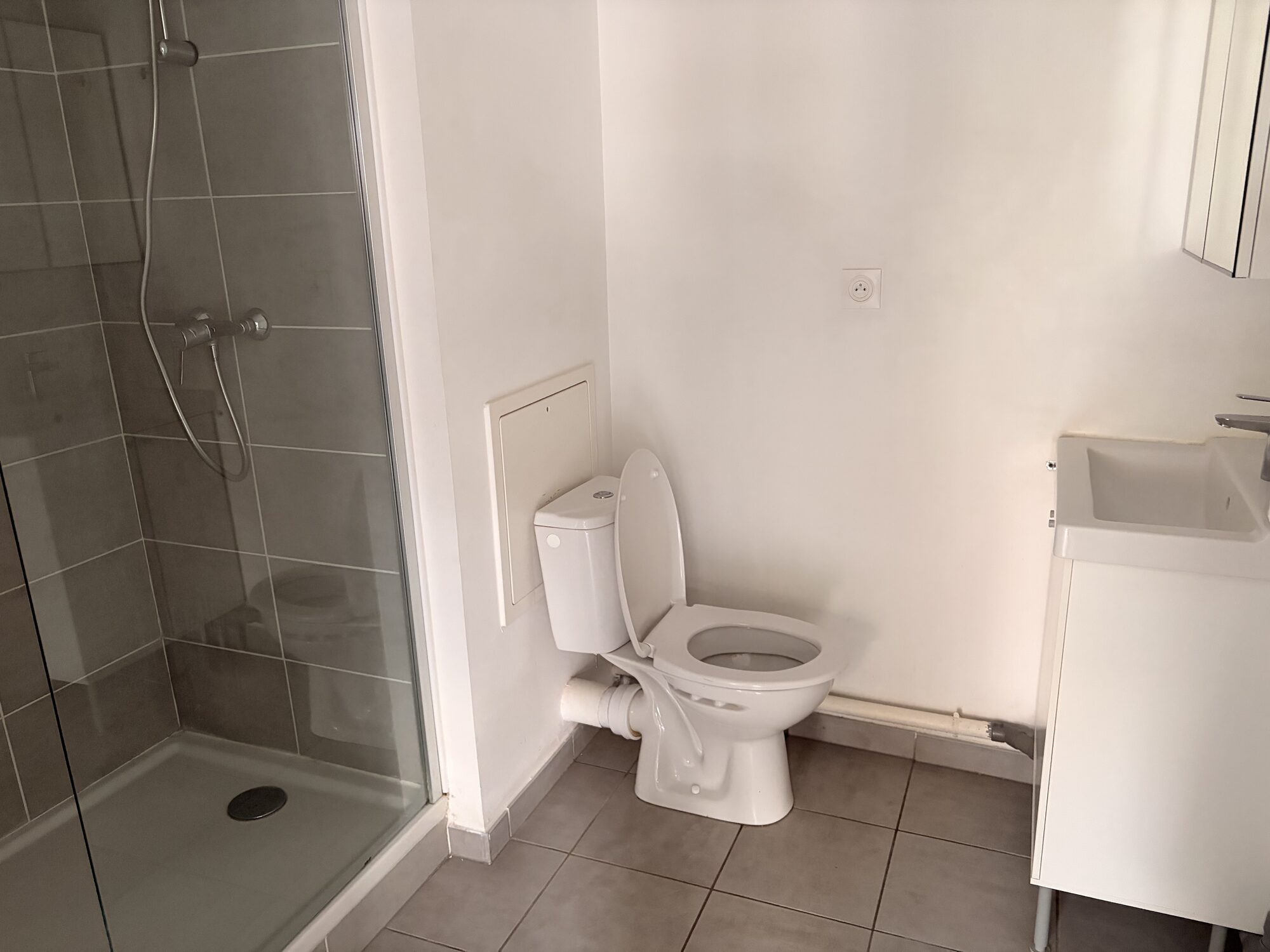 Salle d'eau avec douche à l'italienne, WC et lavabo