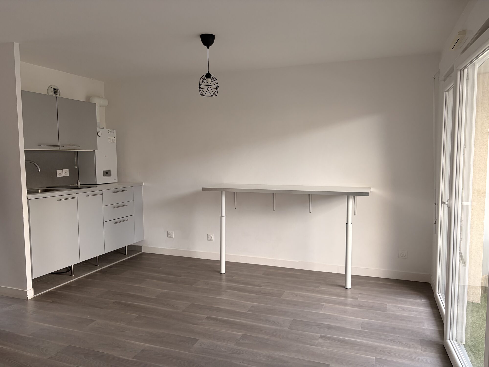 Pièce de vie ouverte sur la kitchenette équipée